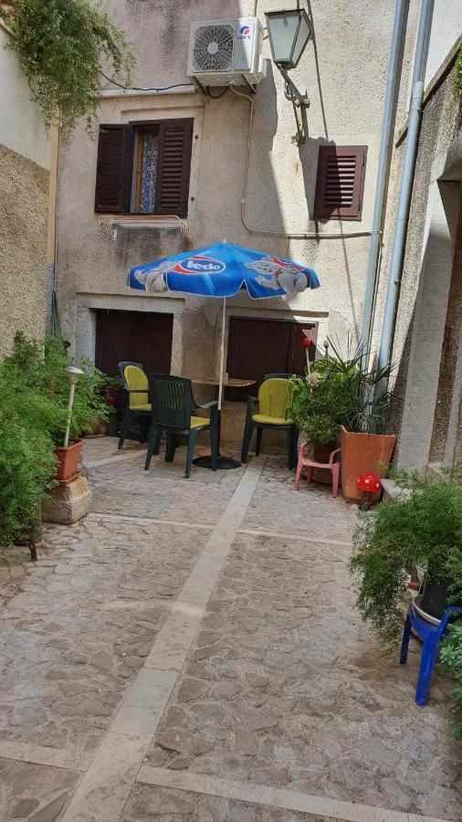 Franceska Apartmani Cres Buitenkant foto