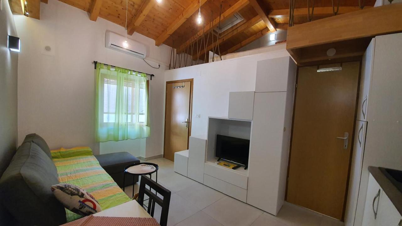 Franceska Apartmani Cres Buitenkant foto